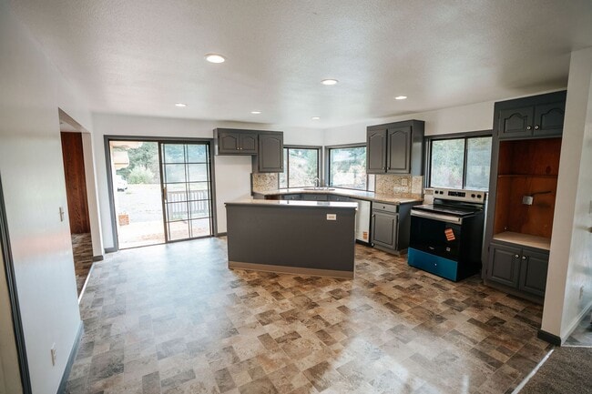 Building Photo - Spacious 4-Bedroom Home with Stunning Hilltop Views in Fortuna, CA