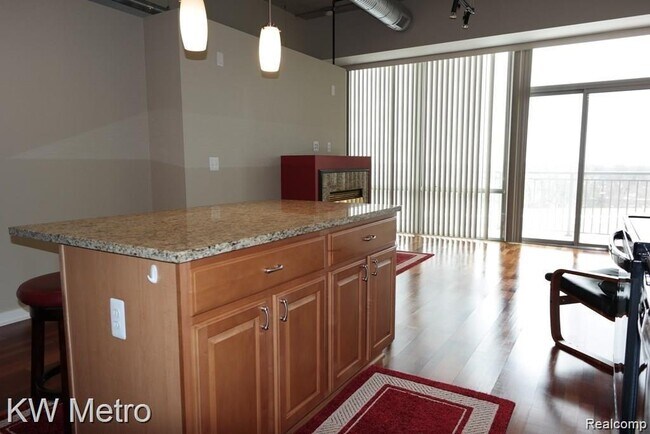 Building Photo - 350 N Main St