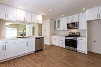 Building Photo - 2 bedroom home with wonderful location A MILE FROM THE BEACH