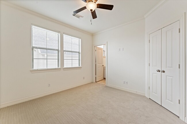 Building Photo - 906 Reinicke St