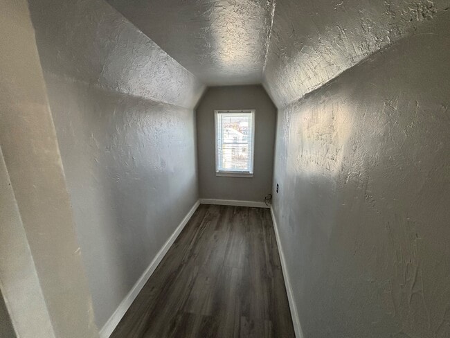 Building Photo - 211 N 5th Ave