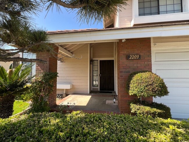 Building Photo - Orange - 4 Bed House for Lease - Pool & Spa - 3 Car. Gar.
