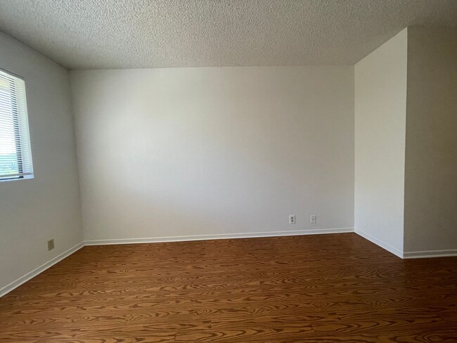 Building Photo - Upstairs 2 Bedroom 1 Bath Apartment in Ata...