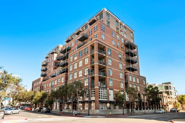 Building Photo - $3,695 - 1 Bed + Den / 1.5 Bath Condo at Parkloft Residence in Downtown San Diego