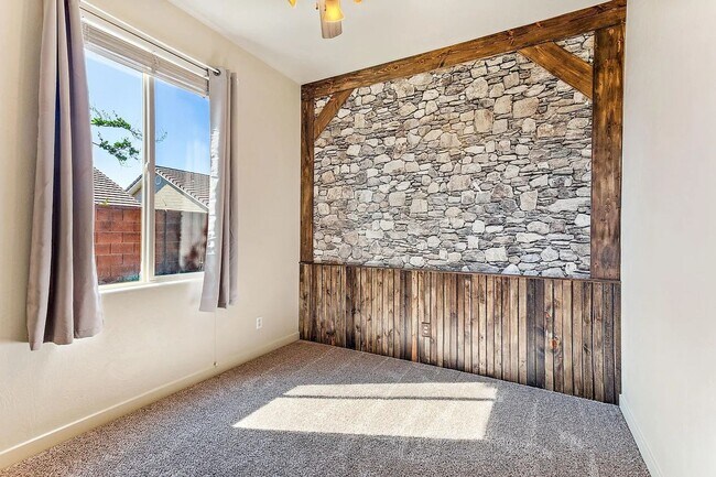 Building Photo - 3 bed 2 bath home!