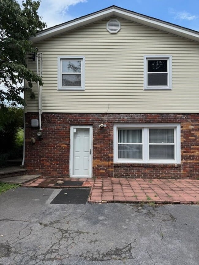 Building Photo - Knoxville 37921 - 1 bed 1 bath downstairs ...