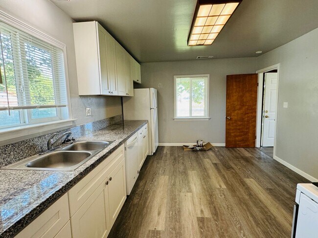 Building Photo - Coming Soon! Cute Two Bed, Two Bath Countr...