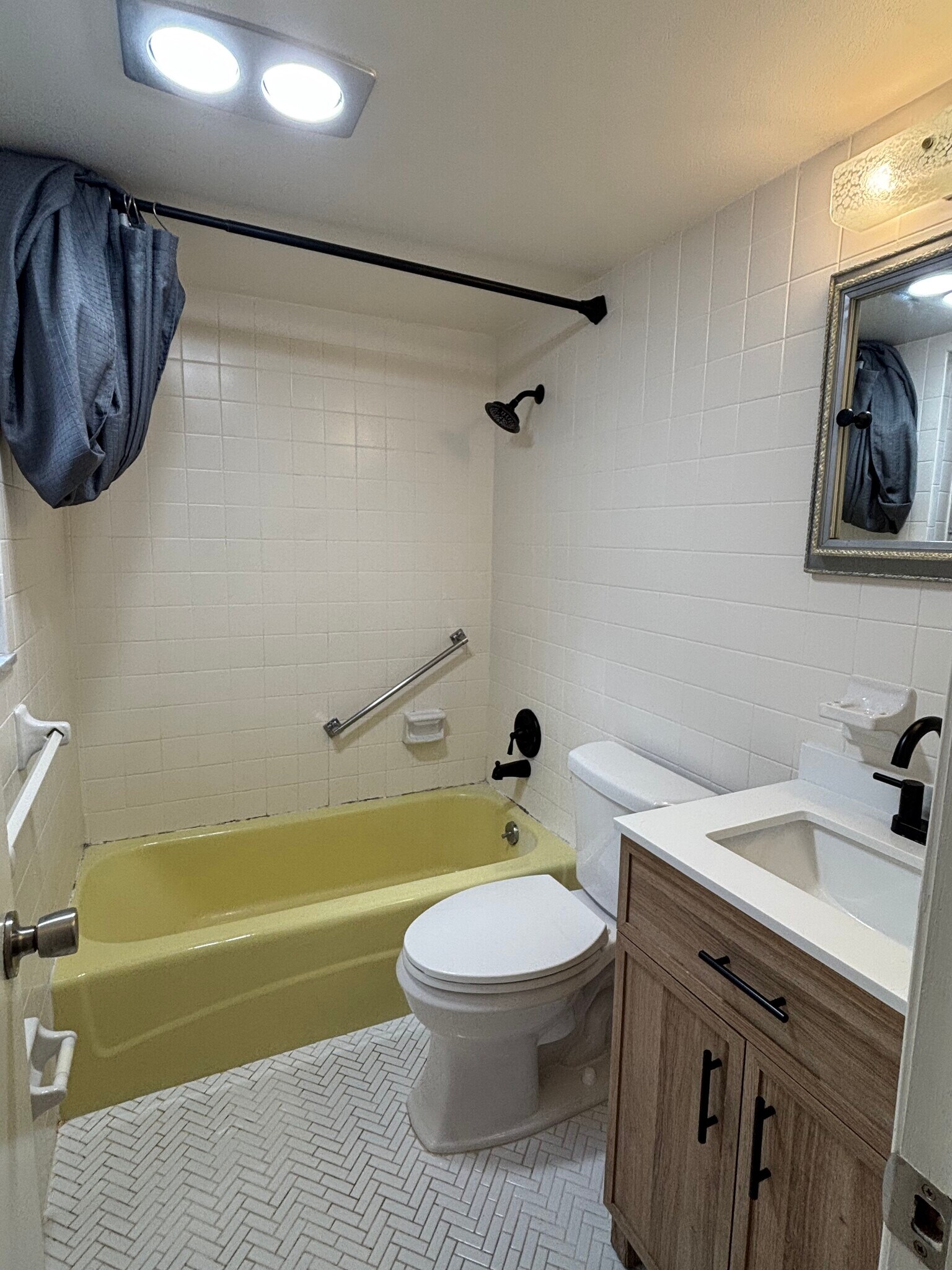 Building Photo - 305 E Ocean Ave