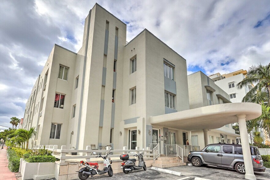 Building Photo - 3700 Collins Ave