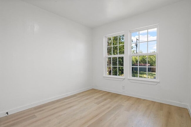 Building Photo - 214 Nassau Dr