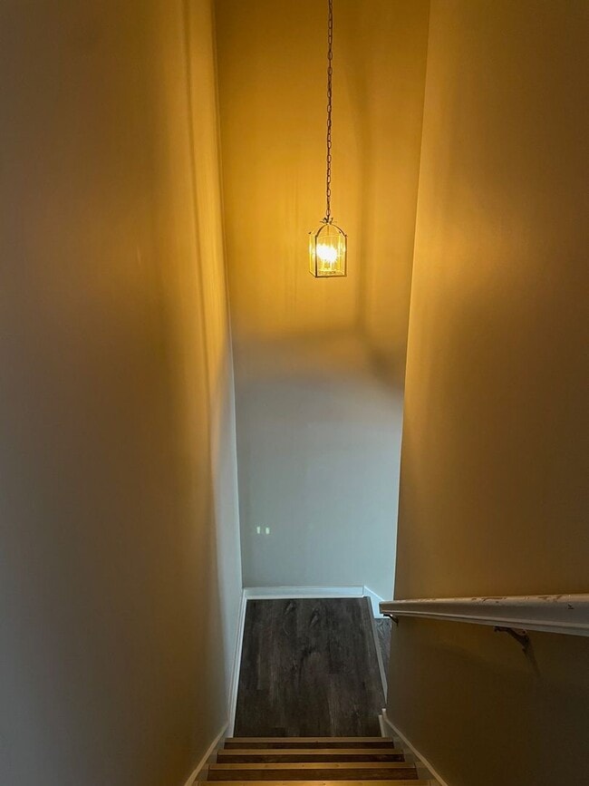 Building Photo - Beautiful 2 bed, 1 full, 2 half bath 2 sto...