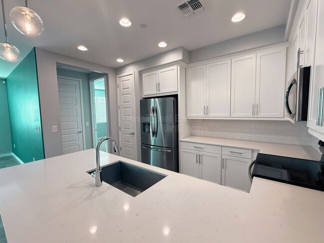 Building Photo - 4100 S Pinelake Way