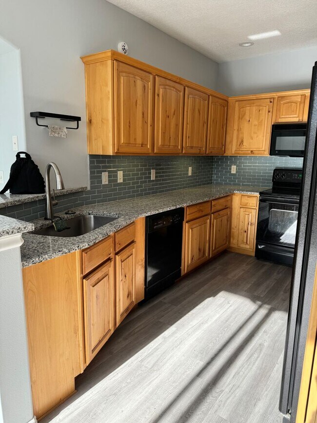 Building Photo - Townhouse with Spacious layout and convien...
