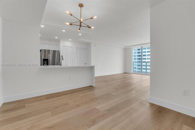 Building Photo - 1155 Brickell Bay Dr