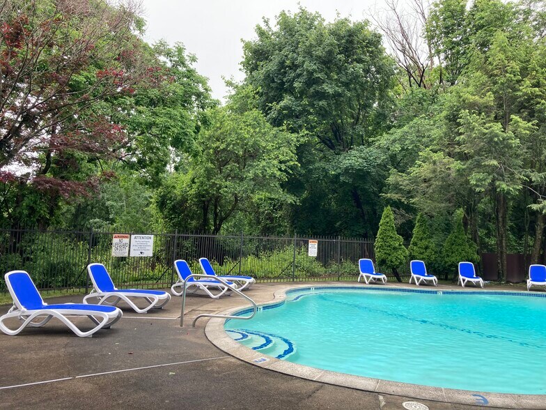 Building Photo - 142 Kenrick St