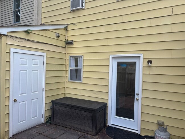 Building Photo - Charming 3 Bedroom 1.5 Bathroom Newport Ne...