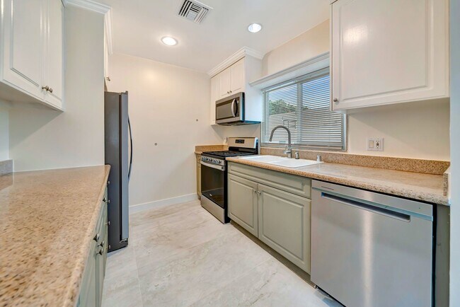 Building Photo - 10951 Whitegate Ave