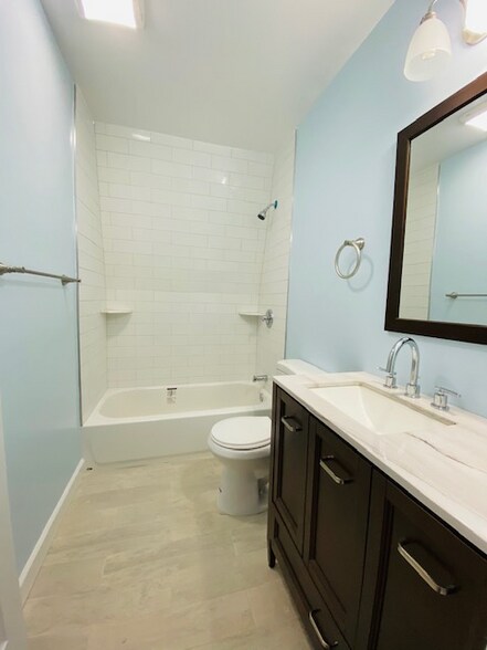 Building Photo - 272 William St