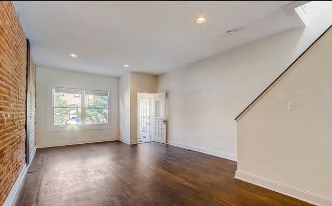 Building Photo - Bright 3-Bed, 2.5-Bath Gem Next to Patters...