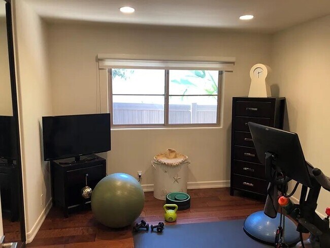Building Photo - 3329 Palos Verdes Dr N