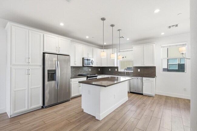 Building Photo - 820 N 8th Ave