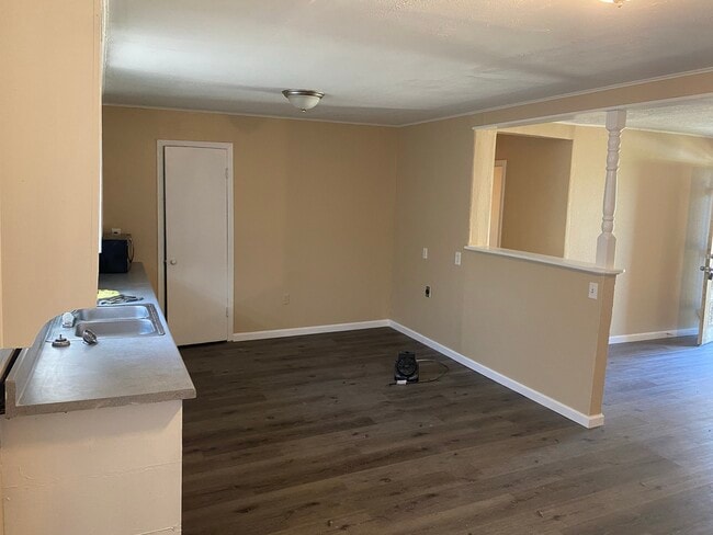 Building Photo - 300 E 12th St