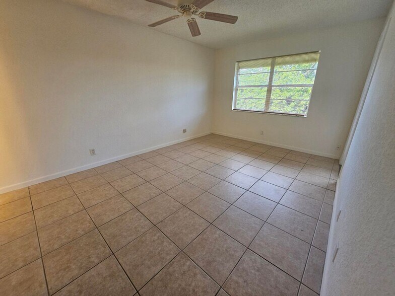 Building Photo - 120 Sparrow Dr