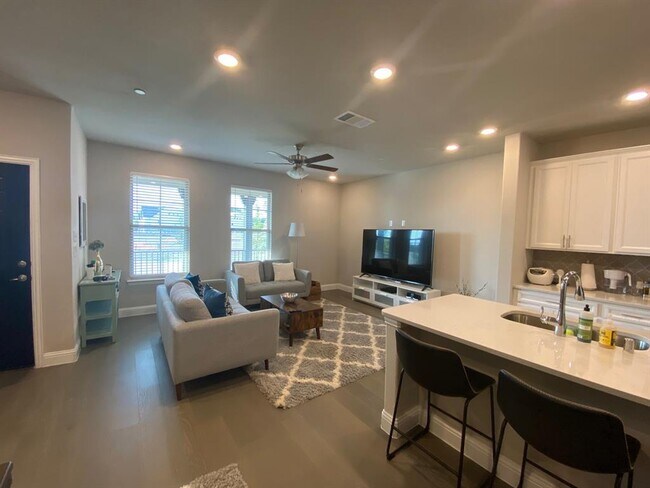 Building Photo - 2008 Naples Dr