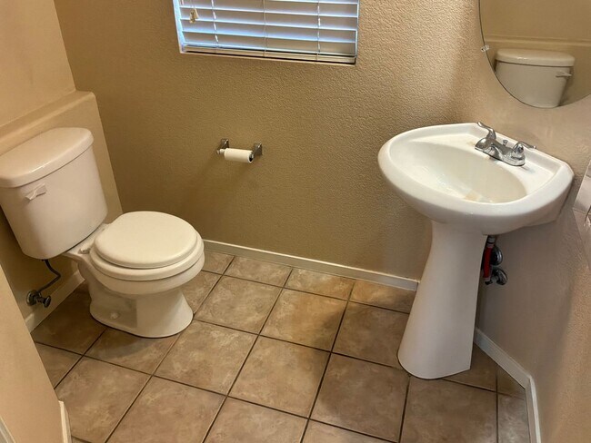 Building Photo - 2 Story 4 bedrooms 2.5 Bathrooms 2 car garage.