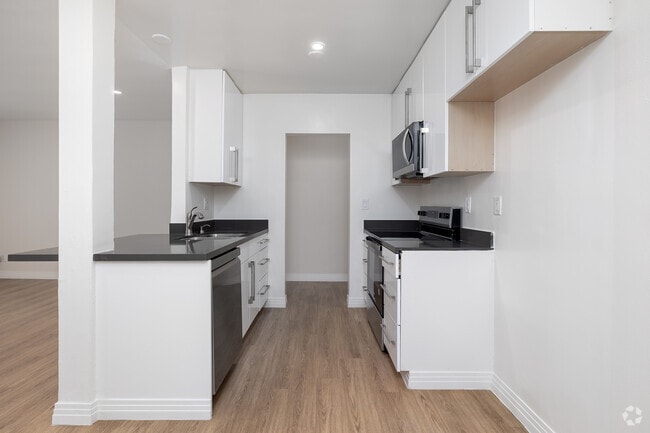 1BD, 1BA - 750SF - Kitchen - Berendo Apartments