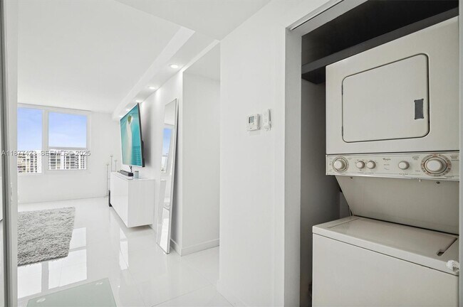 Building Photo - 3505 S Ocean Dr