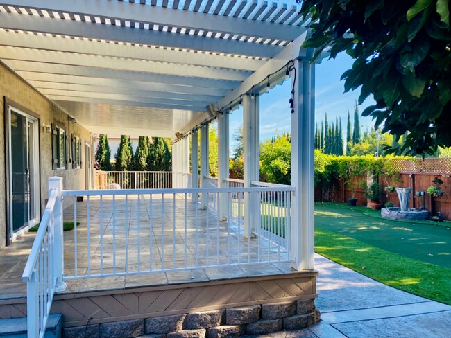 Building Photo - MOVE IN SPECIAL! ! Beautiful 3 bedroom 3 b...