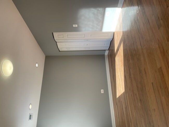 Building Photo - 1411 E 67th Pl