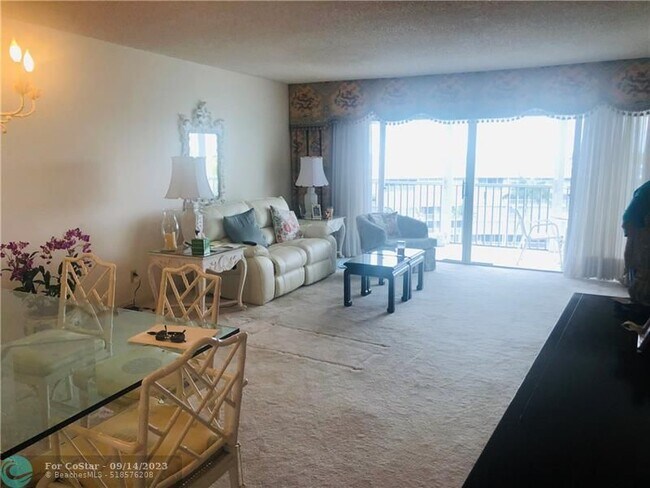 Building Photo - 1523 E Hillsboro Blvd