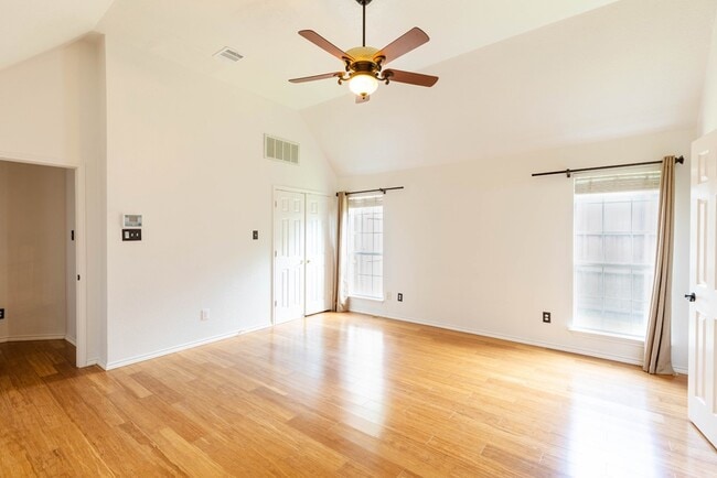 Building Photo - 710 Bel Air Dr