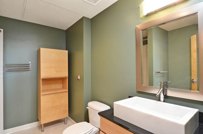 Building Photo - Amazing 2-Bedroom 2-Bathroom Condo with vi...