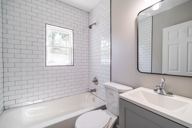 Building Photo - 870 S Waverly St