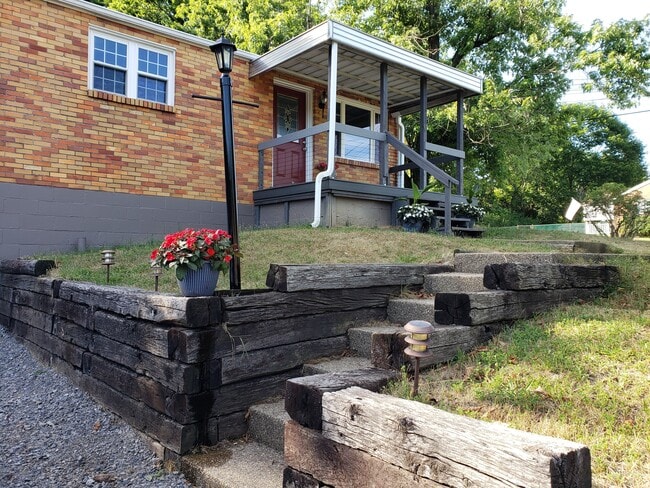 Building Photo - 315 Forliview Rd