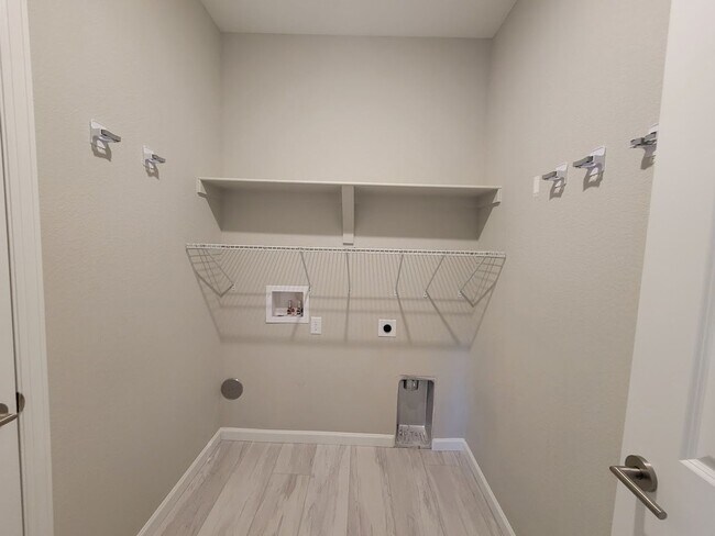 Building Photo - ALL PROSPECTIVE TENANTS MUST SUBMIT A $58 NON-REFUNDABLE APPLICATION FEE PER APPLICANT ONLINE AND...