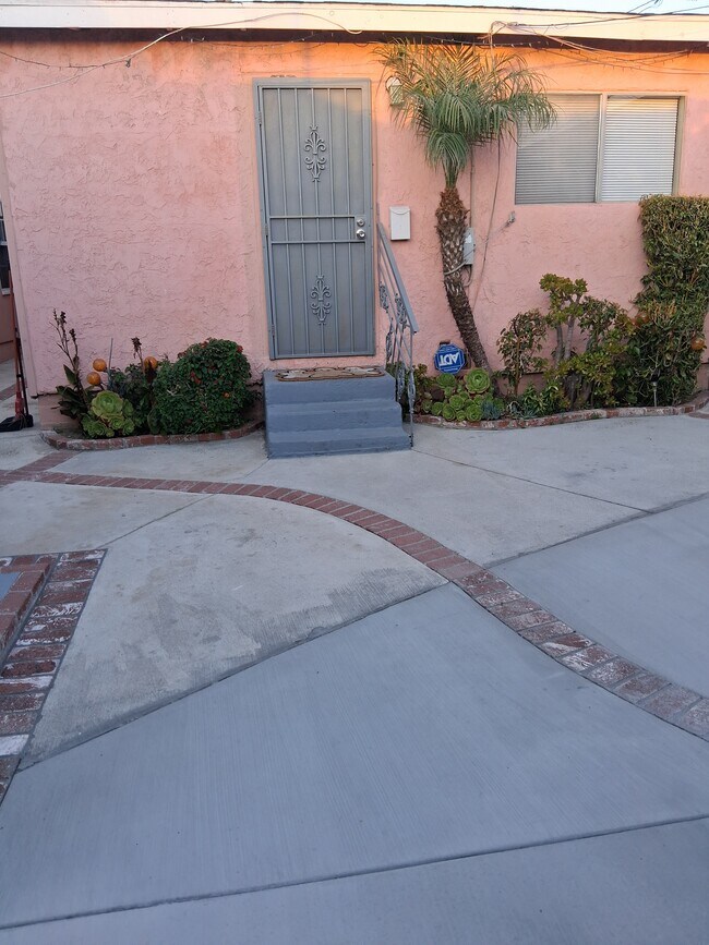 Building Photo - 2724 W Caldwell St