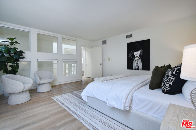 Building Photo - 1701 N Beverly Dr