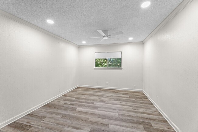 Building Photo - Tastefully Updated 3 bedroom 2 bath Duplex Northeast San Antonio