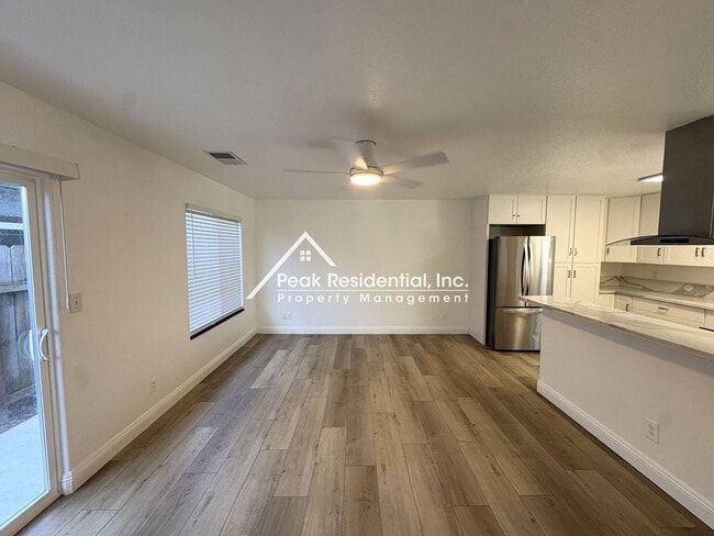 Building Photo - Great 4 Bd/2.5Ba Duplex with 1 Car Garage!