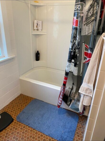 Bathtub shower combination - 2522 College St