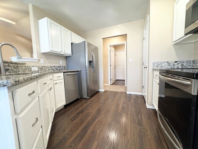 Building Photo - Modern and Updated 3bd/2b Home for Rent in...