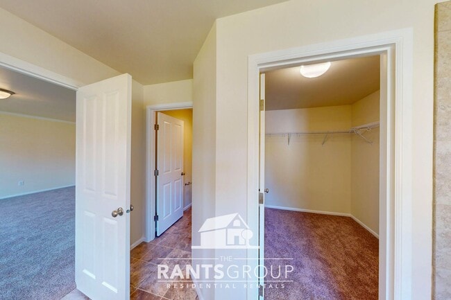 Building Photo - 5-Bedroom Home in Eagle Court with Easy I-...