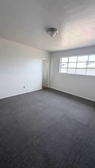 Building Photo - 1204 W 7th St