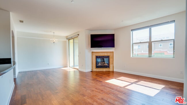 Building Photo - 5037 Rosewood Ave