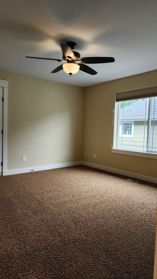 Building Photo - Beautiful Campus Glen 4-Bedroom!