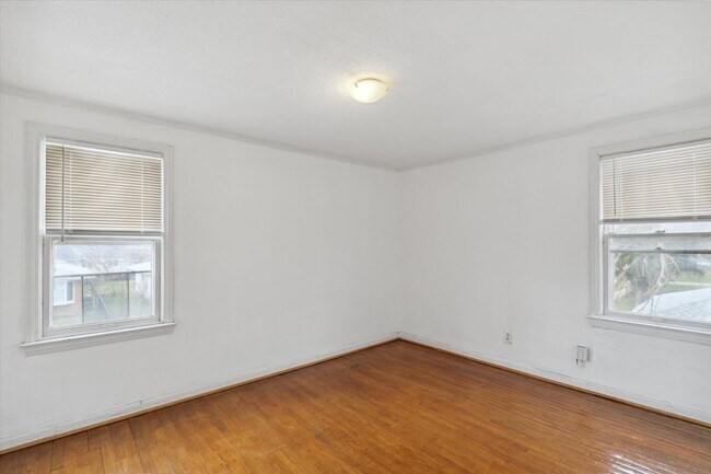 Building Photo - 22107/22109/22111 15 Mile Rd - T - Dubai 2...